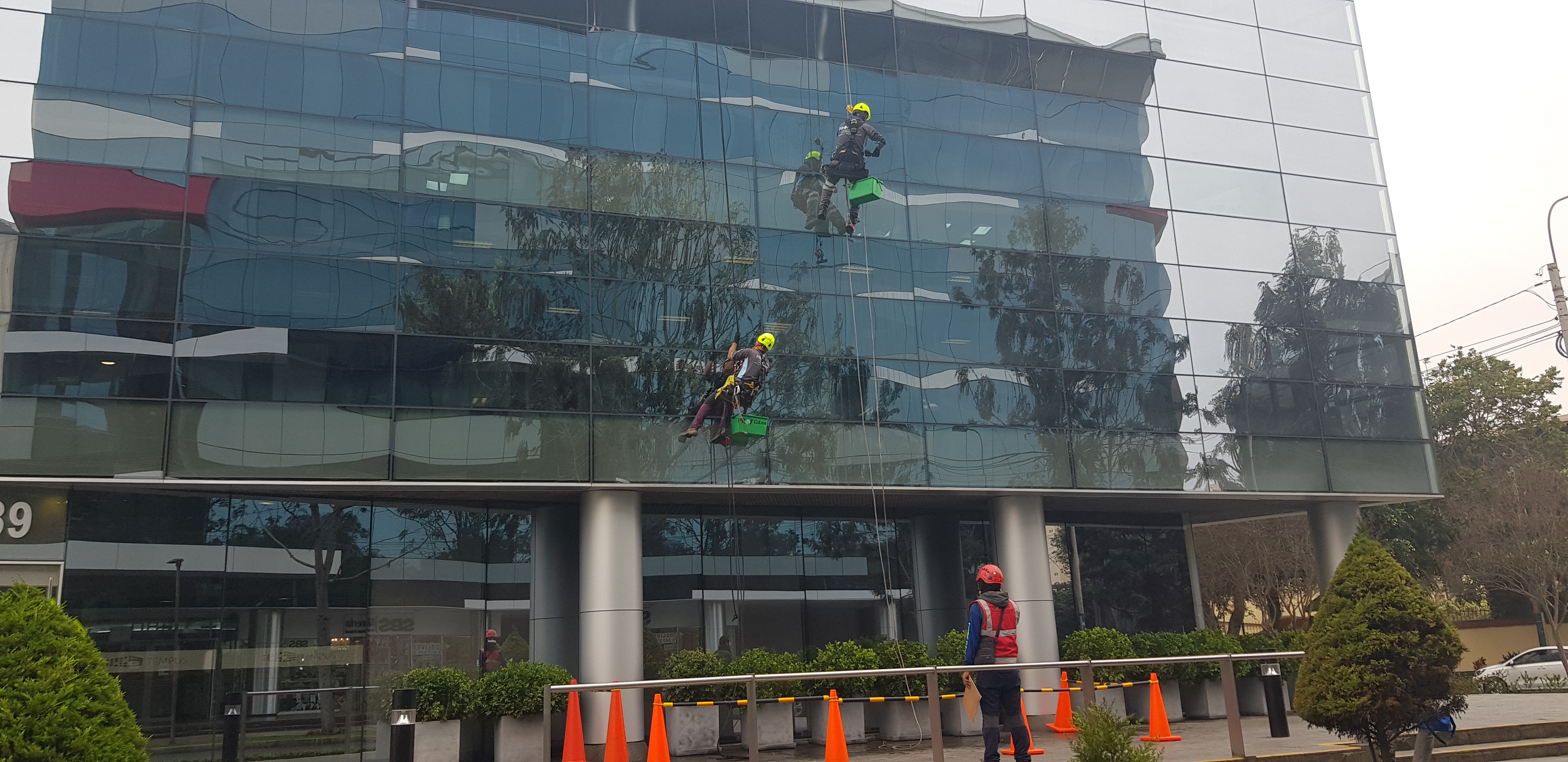 Limpieza de Vidrios en Edificios y Fachadas en Lima